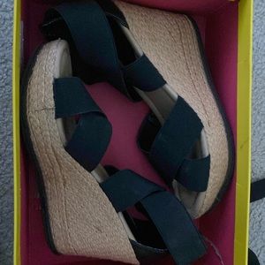 Kenneth Cole Reaction, Swell-O EL Black heels. size 7.5 Med (US)/ 38 (EU).